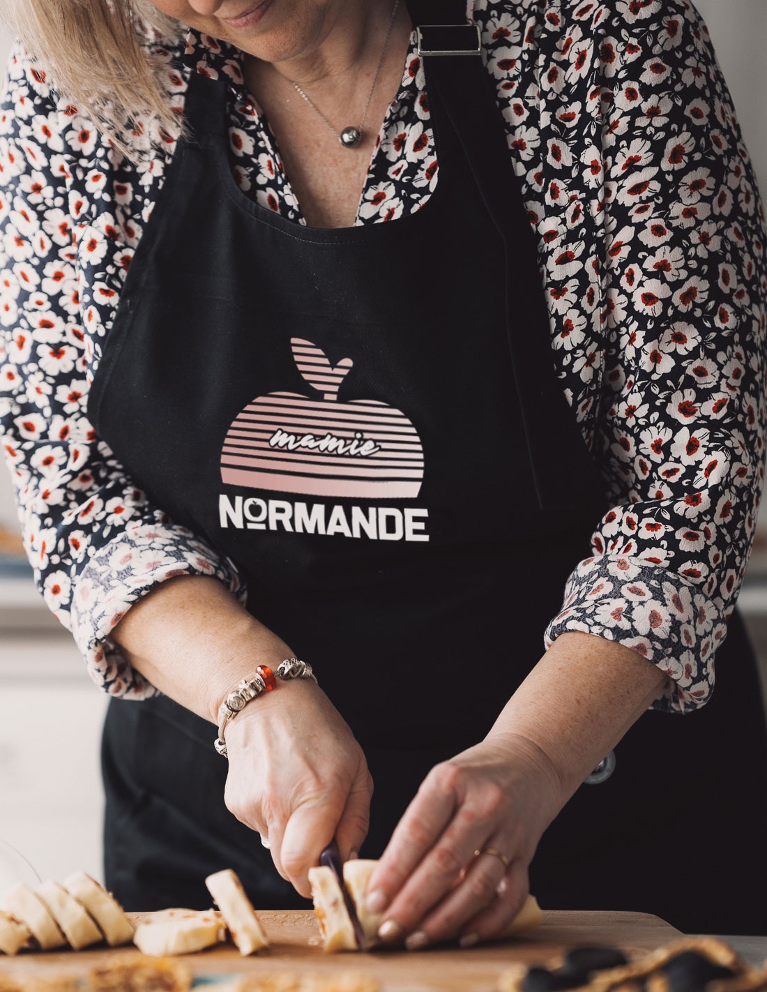 Le tablier noir Mamie Normande by Cherwood en coton